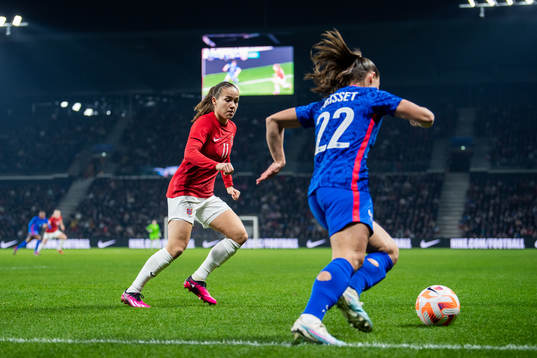 Guro Reiten of Norway and Eve Perisset of France