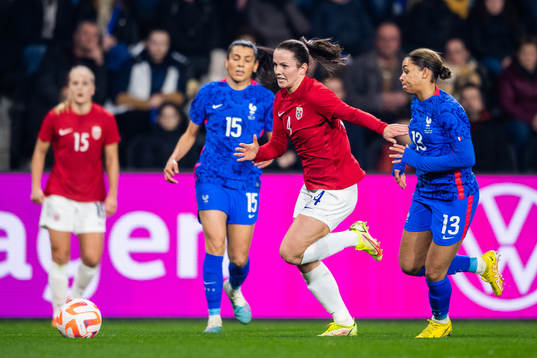 Tuva Hansen of Norway and Estelle Cascarino of France