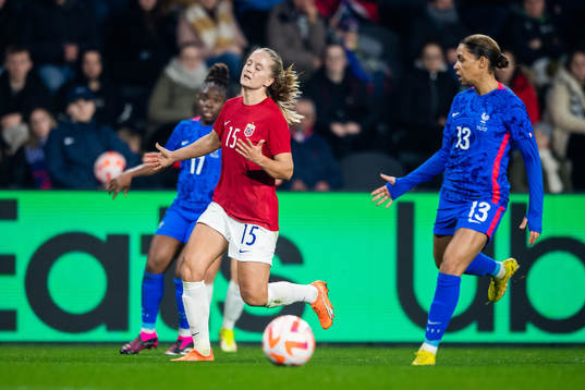 Amalie Eikeland of Norway and Estelle Cascarino of France