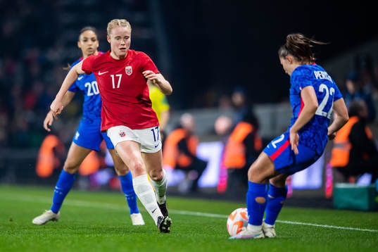 Julie Blakstad of Norway and Eve Perisset of France