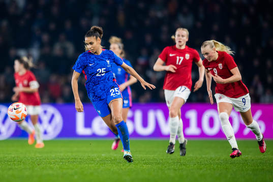 Maelle Lakrar of France and Karina Sævik of Norway
