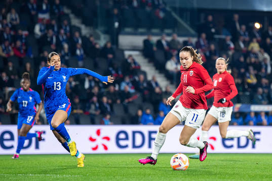 Estelle Cascarino of France and Guro Reiten of Norway