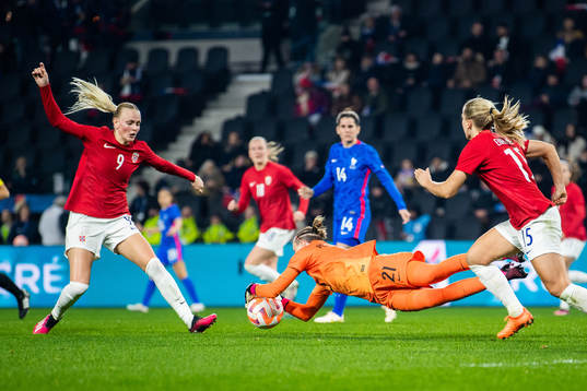 Karina Sævik of Norway and goalkeeper Pauline