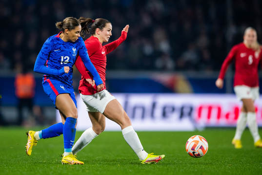 Clara Mateo of France and Tuva Hansen of Norway