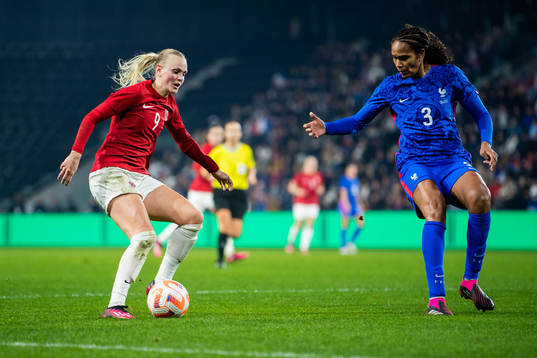 Karina Sævik of Norway and Wendie Renard of France