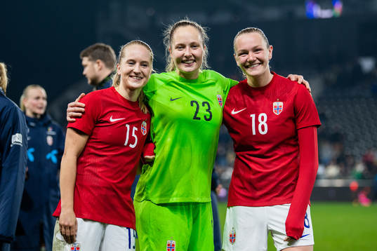 Amalie Eikeland, goalkeeper Aurora Mikalsen and Frida