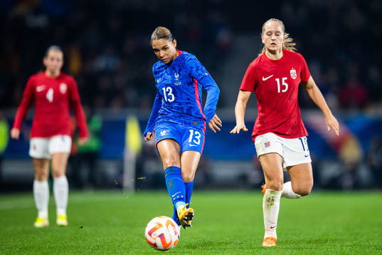 Estelle Cascarino of France and Amalie Eikeland of Norway