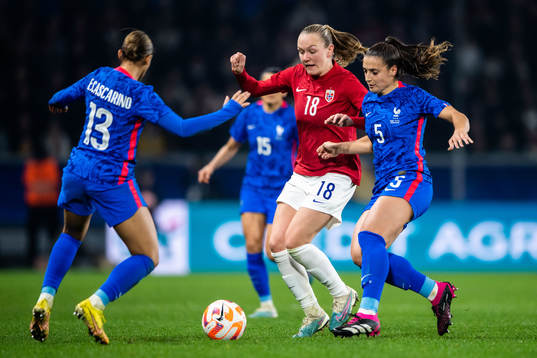 Frida Maanum of Norway against Estelle Cascarino and Julie