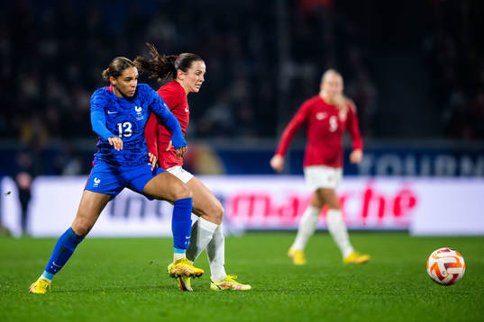 Estelle Cascarino of France and Tuva Hansen of Norway
