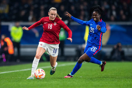 Frida Maanum of Norway and Naomie Feller of France