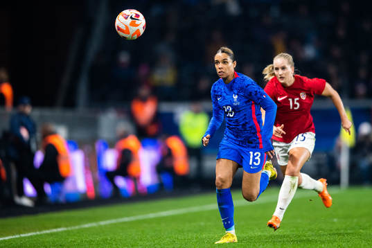 Estelle Cascarino of France and Amalie Eikeland of Norway