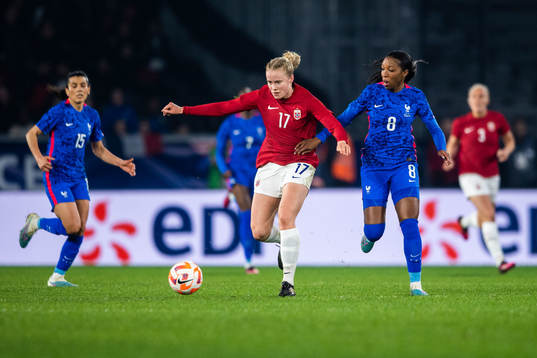 Julie Blakstad of Norway and Grace Geyoro of France