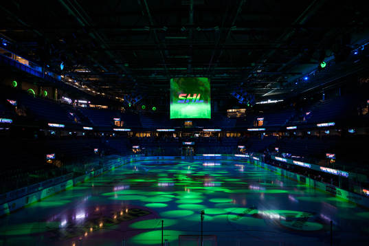 SHL på mediakuben i regnbågens färger