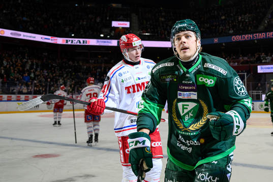 Färjestads Max Lindroth jublar