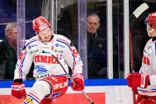 Timrås Jonathan Dahlén jublar när han gjort 3-1