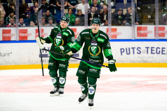 Färjestads Ville Pokka och Lucas Forsell deppar