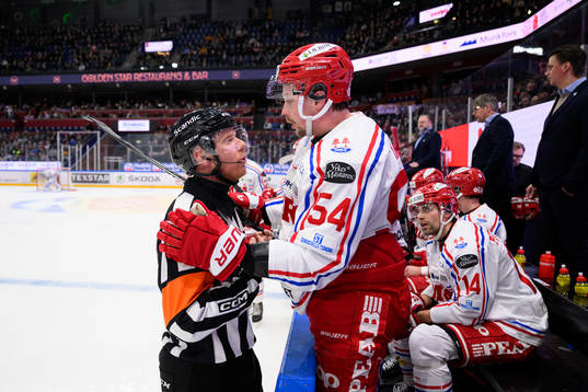 Domare Mikael Holm pratar med Timrås Jonathan Dahlén