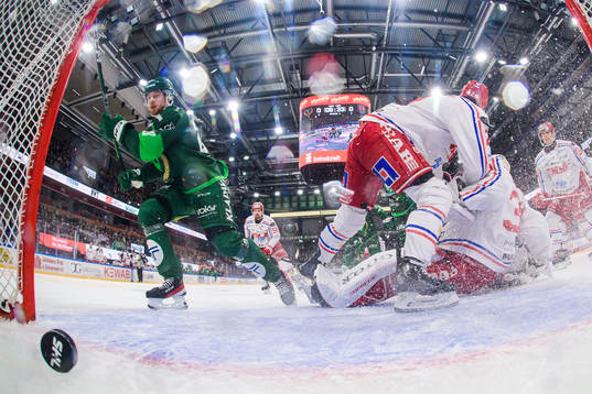 Färjestads Marcus Westfält skjuter 1-0 bakom Timrås