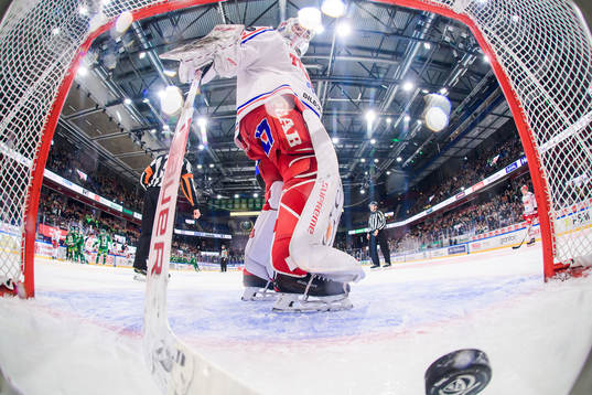 Timrås målvakt Jacob Johansson deppar