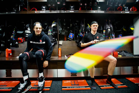 Örebros Leo Carlsson och Elias Pettersson med pridetejpad