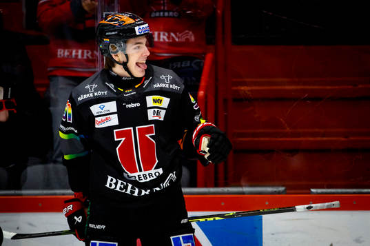 Örebros Leo Carlsson jublar vid 1-0
