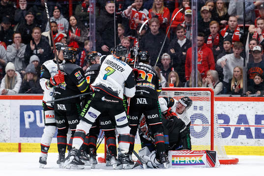 Bråk framför målvakt Jhonas Enroth