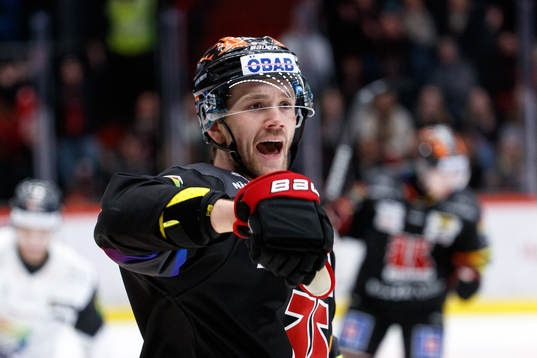 Örebros Filip Berglund jublar