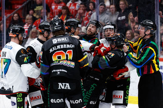 Bråk mellan Malmö Redhawks Adam Ollas Mattsson och