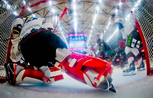 Malmö Redhawks målvakt Adam Werner och Örebros Emil