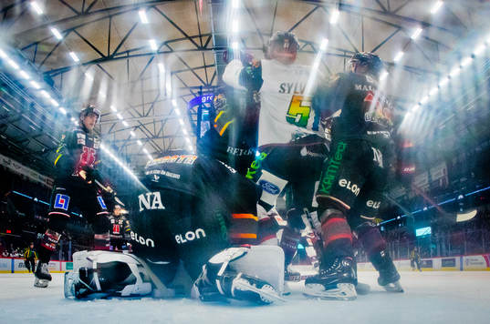 Örebros målvakt Jhonas Enroth och Malmö Redhawks Emil