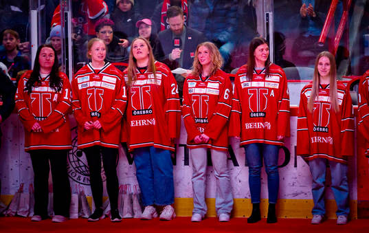 Örebros damlag blir hyllade i paus