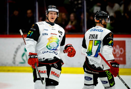 Malmö Redhawks Emil Sylvegård gör 2-4 och jublar