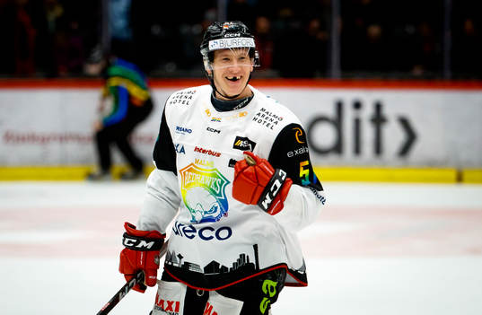 Malmö Redhawks Emil Sylvegård gör 2-4 och jublar