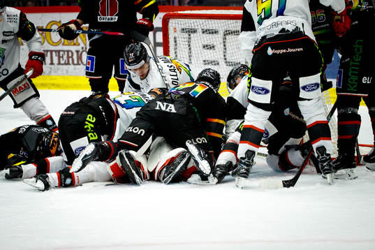 Kamp framför Malmö Redhawks målvakt Adam Werner