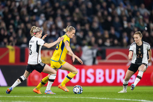 Kathrin Hendrich of Germany and Fridolina Rolfö of Sweden