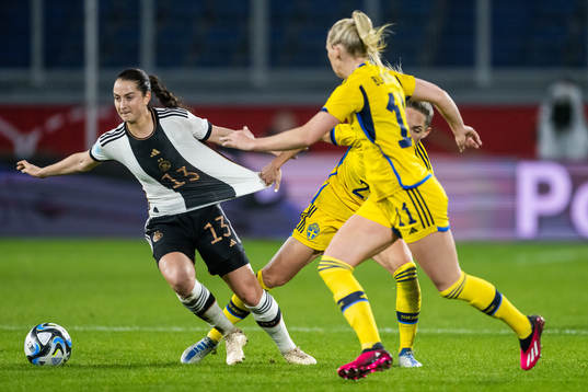 Sara Däbritz of Germany and Elin Rubensson of Sweden