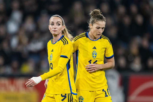 Kosovare Asllani and Freja Olofsson of Sweden look dejected