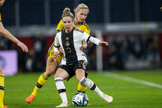 Jonna Andersson of Sweden and Svenja Huth of Germany