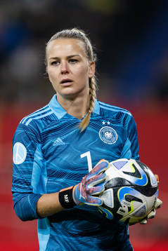 goalkeeper Merle Frohms of Germany