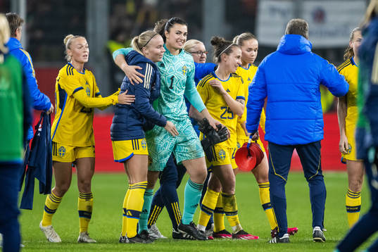 Stina Lennartsson and goalkeeper Zecira Musovic of Sweden