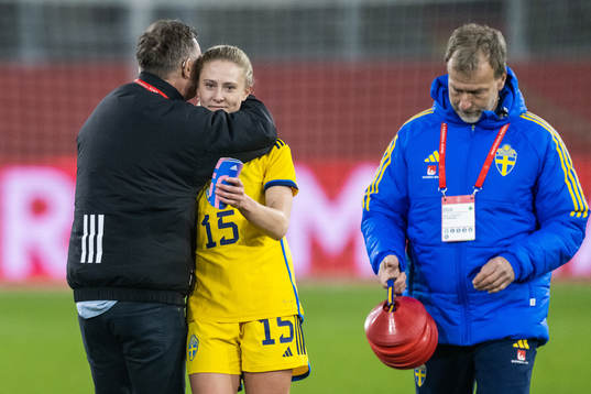 Head coach Peter Gerhardsson and Rebecka Blomqvist of Sweden