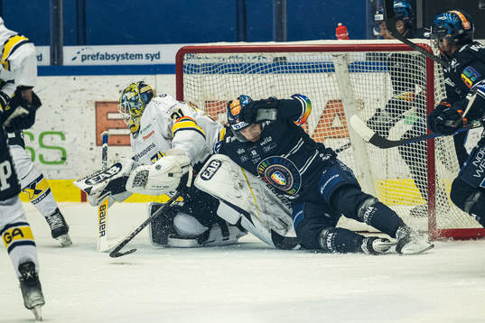 HV71s målvakt Joni Ortio och Växjös Brian Cooper i målet