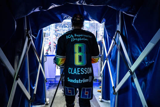 Växjös Ludvig Claesson  på väg in på isen