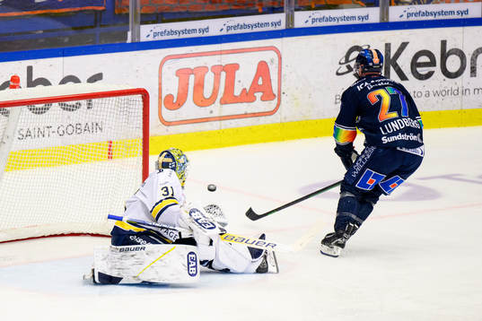 HV71s målvakt Joni Ortio räddar skott från Växjös