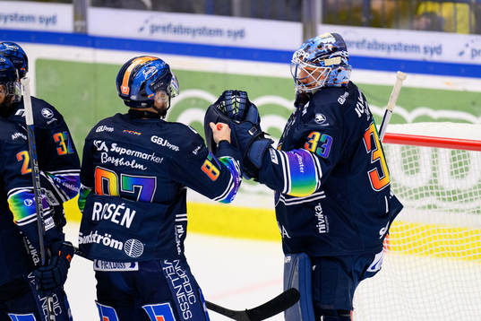 Växjös målvakt Emil Larmi jublar