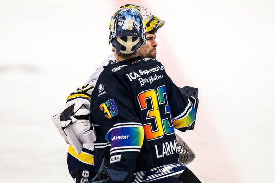HV71s målvakt Joni Ortio och Växjös målvakt Emil Larmi
