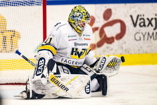 HV71s målvakt Joni Ortio  räddar