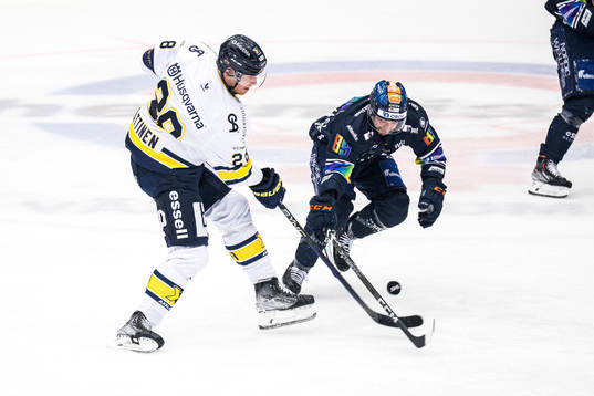 HV71s Joonas Nättinen och Växjös Jayden Halbgewachs