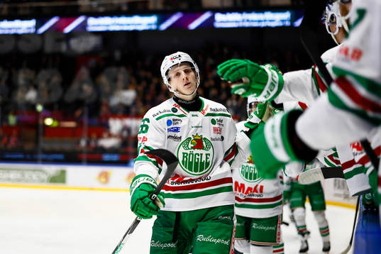 Rögles Adam Engström jublar