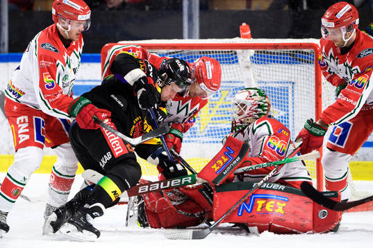 Luleås Leo Komarov framför Frölundas målvakt Frederik